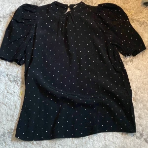 Prickig blus - Jättefin blus som jag verkligen älskar, jättesöt och skönt matreal, aldrig använd för har lite glömt bort den, lappen kvar🩷