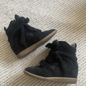 isabel marant skor - svarta becket sneakers från isabel marant😍😍 köpta på nk för 5200 och har tyvärr inte kvar kartongen. väldigt rena och fina😍