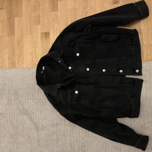 Jeans jacka - Superfin svart jeansjacka köpt från hm, inte använt många gånger så är i fint skick! Skriv vid intresse💗