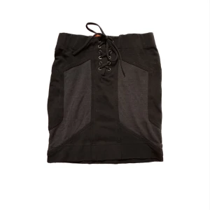 Kjol - Svart kjol med snörning<3