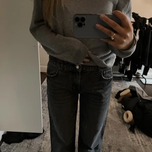 Gråa zara jeans - Säljer dessa low waist zara jeans som inte går att köpa längre. Använda Max 3ggr så fortfarande i jättebra skick! Strl 40