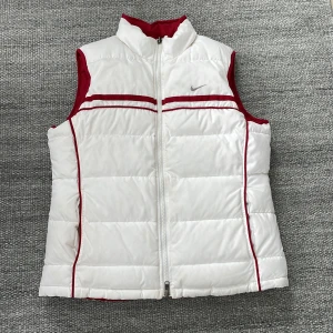 Nike puffer väst  - Dunväst från Nike! Riktigt fet väst som går att vända ut och in så den blir röd! Size S herr skulle ja säga, sista bilden visar lite fläckar på baksidan som knappt syns 