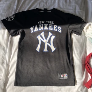 Tshirt - Tshirt i storlek S