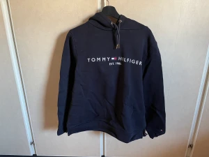 Huvtröja Tommy Hilfiger - Huvtröja av märket Tommy Hilfiger. Fin i skicket. Storlek L