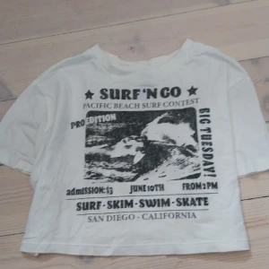 Y2k tee - En vit crop tee med y2k tryck oanvänd storlek xxs, men den är stretchig