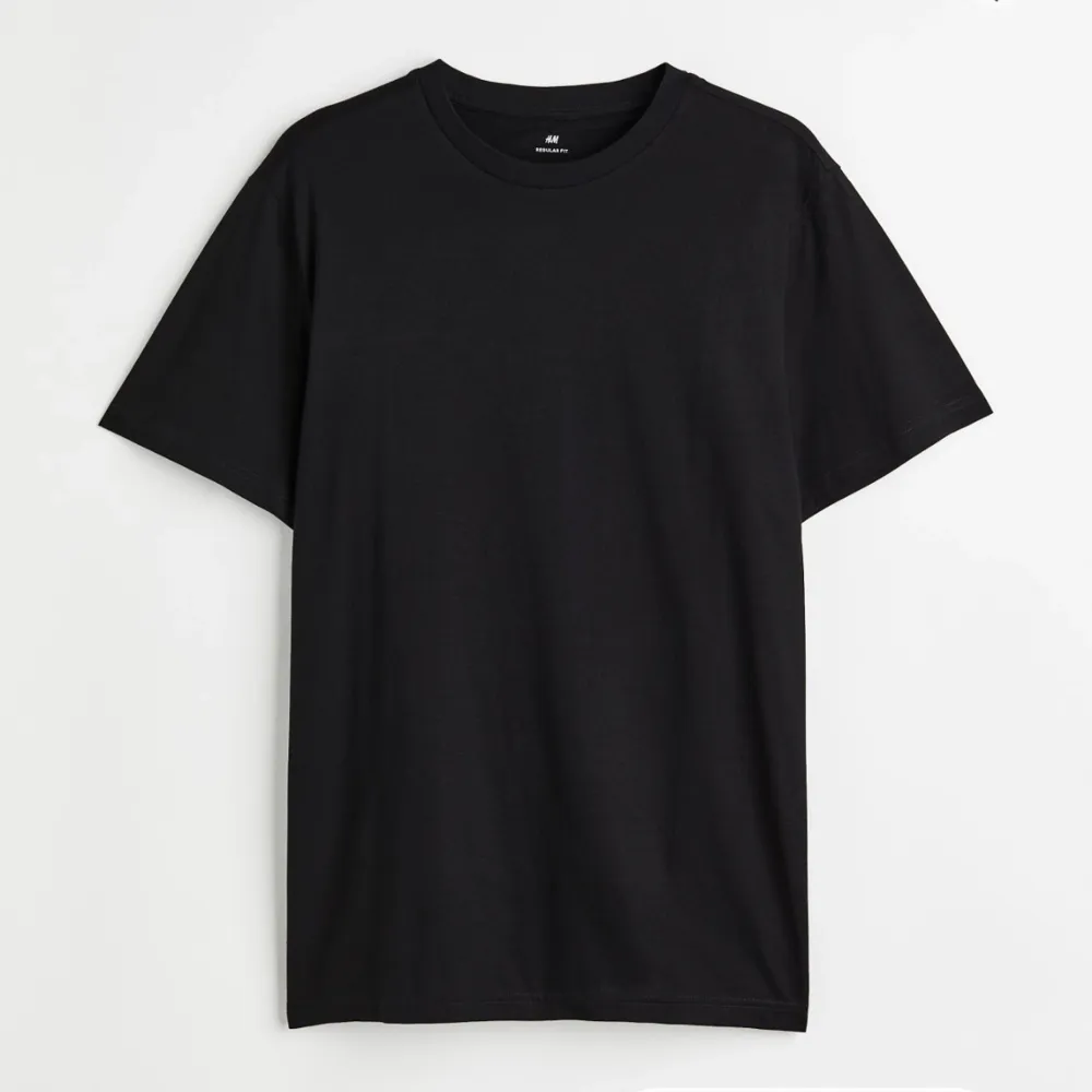 Säljer denna t-shirt ifrån H&M’s herravdelning men passar tjejer lika bra. Modellen är Rundhalsad T-shirt Regular Fit, storlek M, köparen står för frakten . T-shirts.