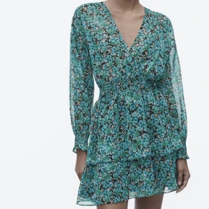 Klänning Zara - Så fin oanvänd klänning från Zara!! Säljer pga det var fel storlek och jag inte hann lämna tillbaka! Orginalpris 500 kr💙 passar M då den är liten i storleken. 