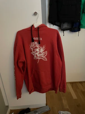 marcelo burlon - Skön huvtröja från marcelo burlon i röd  nypris 3000