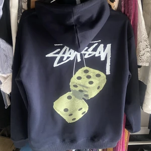 Stussy hoodie - Skitsnygg svart stussyhoodie, pris kan diskuteras