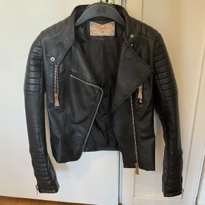 Skinnjacka - En skinnjacka. Använd 2 år. Storlek 36/S. Pris går att diskuteras:)