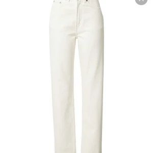 Jeans - Säljer mina vita jeans från weekday, endast testade🤍 