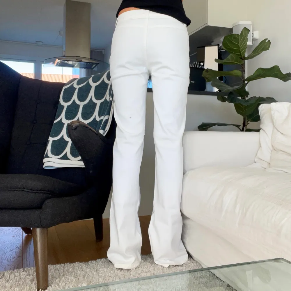 Säljer low waist vita jeans / byxor från C-girl. Min mammas gamla, men aldrig använda. Helt i nyskick. Storlek 34, men skulle säga att den passar 36 också. (Det är inte en svart fläck på baksida ben utan en tuss från en tjocktröja). Jeans & Byxor.