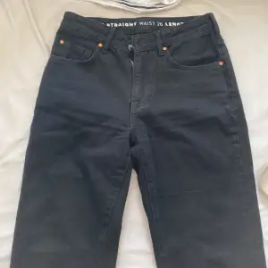Low straight waist svarta snygga jeans från bik bok😍(användna få gånger)