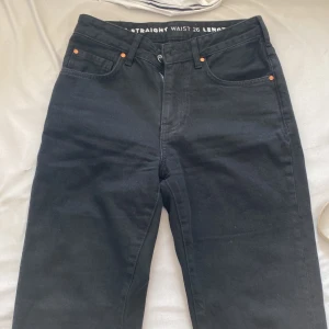 Svarta Never Denim Jeans-Bik Bok - Low straight waist svarta snygga jeans från bik bok😍(användna få gånger)