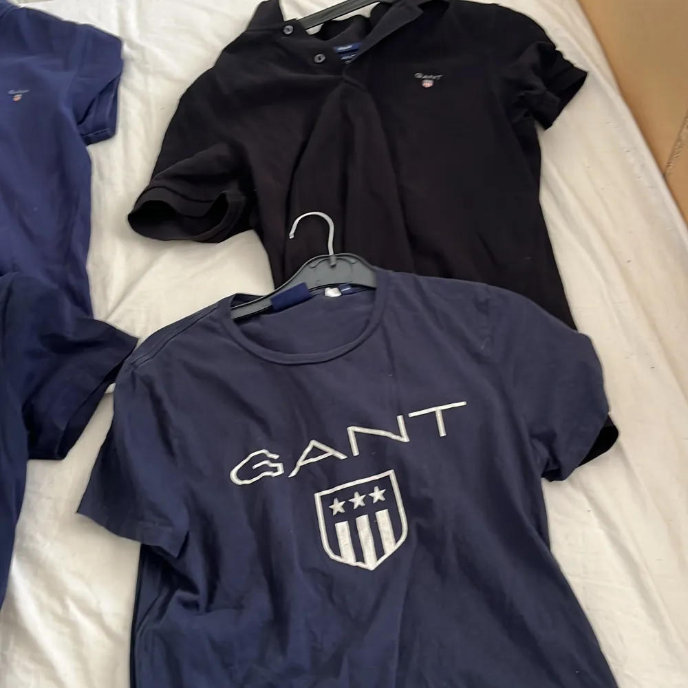 Säljer lite Gant Navy blå i S och m. Skriv vid intresse. Diskuterar pris. T-shirts.