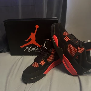Jordan 4s Red Thunder - Aldrig använda bara testade men var för små för mig. Kommer med Crease skydd.  Köpta för 4800kr. Säljes för 4300kr.  Vill ni ha fler bilder är det bara att hojta till och priset går att diskuteras.