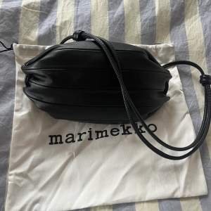 Jag säljer denna Marimekko karla pikku väskan i svart. Det är den nyaste modellen med reglerbart band, så den kan bäras som crossbody eller på axeln. Använd ett fåtal gånger så är i nyskick. Nypris: 1750kr