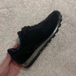 Juicy Couture skor - Sååå snygga Juicy Couture skor i sammet i storlek 38.😻 I jättefint skick, endast använda vid ett fåtal tillfällen! ❌En liten skada/märke på insidan av ena skon, hör av er för fler bilder!❌