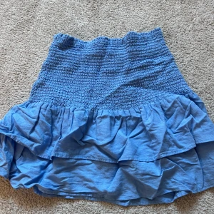 Volangkjol - Blå volangkjol ifrån mango som inte kommer till användning🙌🏽 Storlek medium men passar mellan Xs-M  