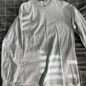 Poetic collective långärmad - Långärmad t shirt i grå från poetic collective. Använd fåtal gånger och är i bra skick! Stl: M