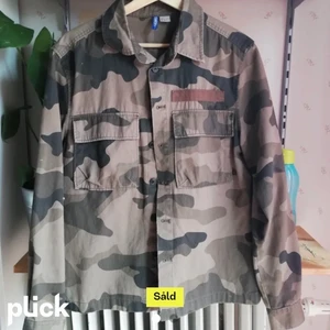 Kamouflage jacka - Säljer vidare min jätte fina kamuflag jacka då den inte längre kommer till användning. För mer info kom privat❤️ OBS LÅNADE BILDER