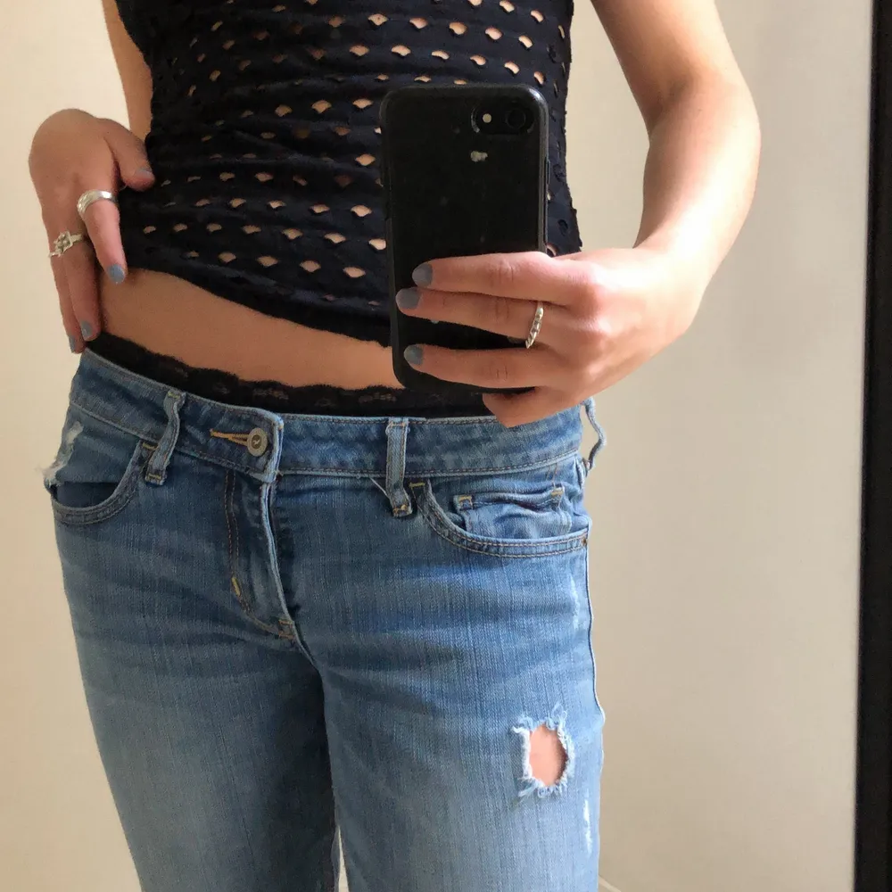 DIREKT PRIS 500kr🙌 Balla, lågmidjade jeans med hål. Aldrig använd, alltså i nyskick. Jag är 162, byxorna har W28 & L33. Innerbenslängden är ca 75 cm. Frakt tillkommer på 66kr, kontakta mig gärna vid frågor💕. Jeans & Byxor.