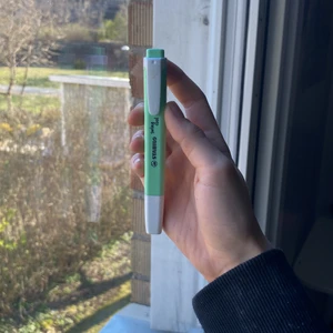 Grön stabilo penna - En grönstabilo penna
