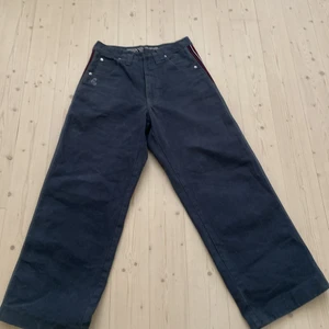 Baggy jeans  - Ett par baggy byxor som knappt är använda. 