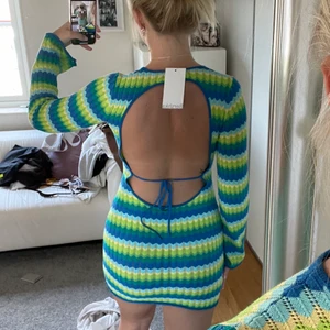 Stickad klänning - Den populära bershka klänningen Helt ny, prislapp kvar. Perfekt till sommaren, helt underbar! Slutsåld överallt! Storlek M men sitter som S. Jag är 177 lång. Om många är intresserade blir det budgivning, startpris 200kr, annars köp direkt för 500kr