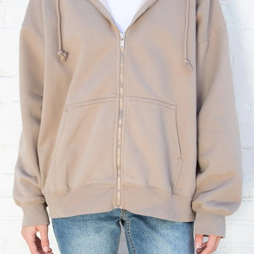 Storlek S, beige sweatshirt, aldrig använd, säljer då det inte är min stil längre!! passar för storlek  S-M. Köpt för 400kr men säljer för 270kr !!. Tröjor & Koftor.