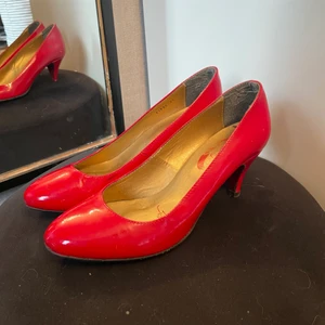 Röda pumps - Super gulliga röda pumps! Är sparsamt använda, där av i fint skick!