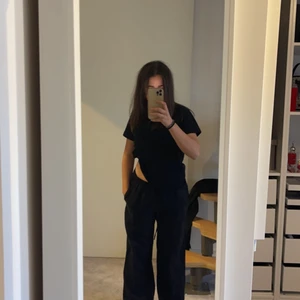 S - Säljer mina super fina svarta linnebyxor från zara i stolek S pågrund av att de va för lång på mig som är 160 cm 😪 super fina till sommaren och går att andvända som lågmidjat 👍 prislappen kvar, säljer för 250kr ❤️