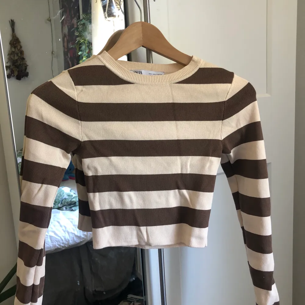 En randig tröja från Zara i nyskick som inte kommer till användning då den är lite för liten för mig:). Toppar.