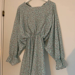 Blommig klänning  - Säljer denna fina klänning från chiquelle. Den är aldrig använd så därför säljer jag den 🥰 