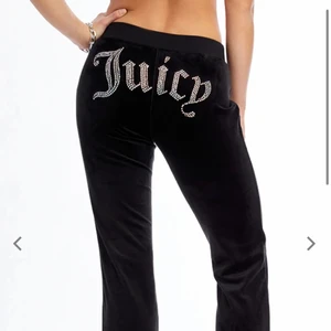 Juicy couture  - Tappat ena saken på snöret men inget man lägger märke till, kan ju stoppa in snöret i byxorna annars. Storlek S 370kr inklusive frakt.