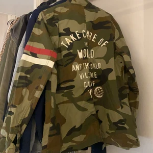  Kamouflagejacka  - Säljer ni mina fina jacka som ja tyvär inte kommer till användning av längre. Den är i storlek M 💕start bud 200 