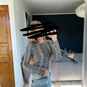 Tröja - Jätte fin grå tröja med orm tryck på från Zara. 70kr. Säljer pga att jag inte använder den så mycket längre