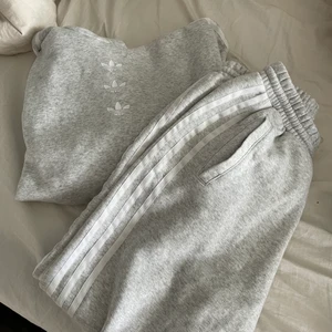 Adidas set - Strl Medium i bägge delar, sparsamt använt, som nytt. Nypris är 1400 kr.