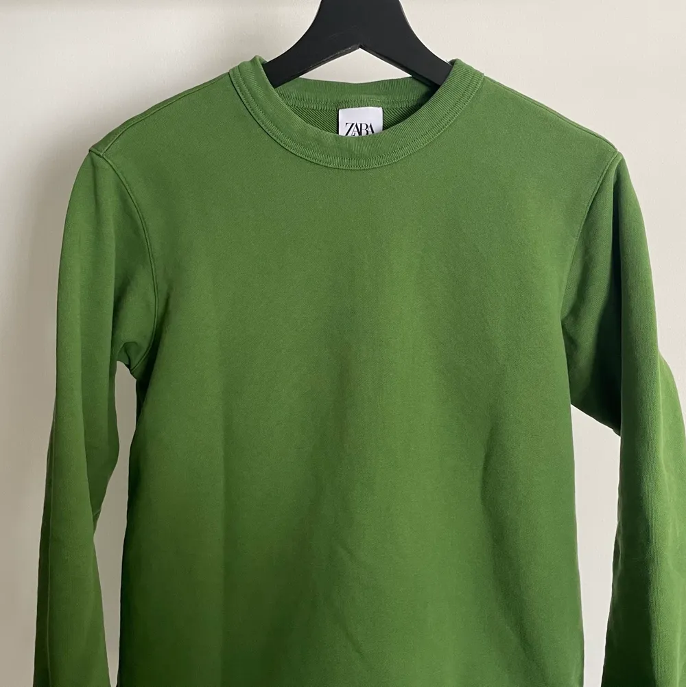 Snygg grön sweatshirt från Zara i mäns storlek M. I mycket fint skick och skön till sommaren. . Hoodies.