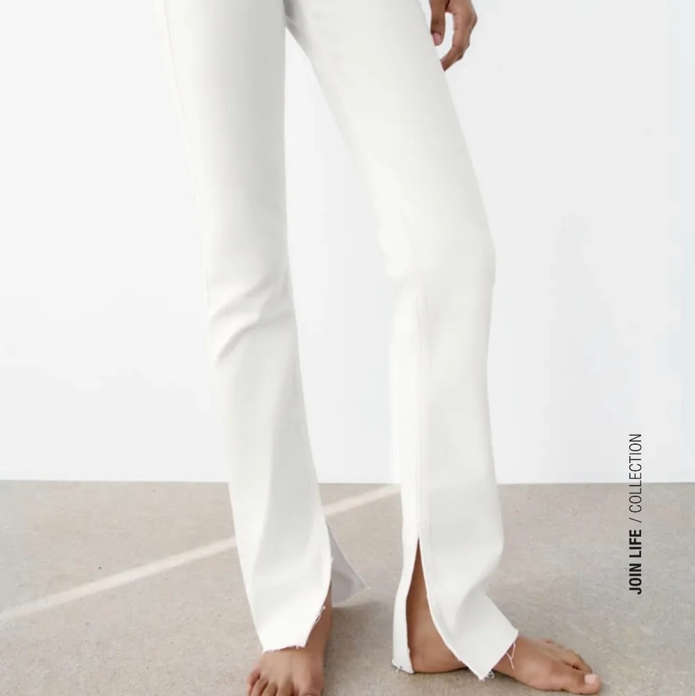 Superfina oanvända vita jeans med slit från zara. Storlek 34. Kan mötas upp eller annars står köparen för frakten <3 . Jeans & Byxor.