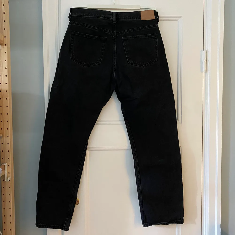 Säljes dessa Weeday jeans i modell Space. Storlek 29/30. Midjan är ca 85 cm och längden för inneben är 72 cm. Bra skick!. Jeans & Byxor.