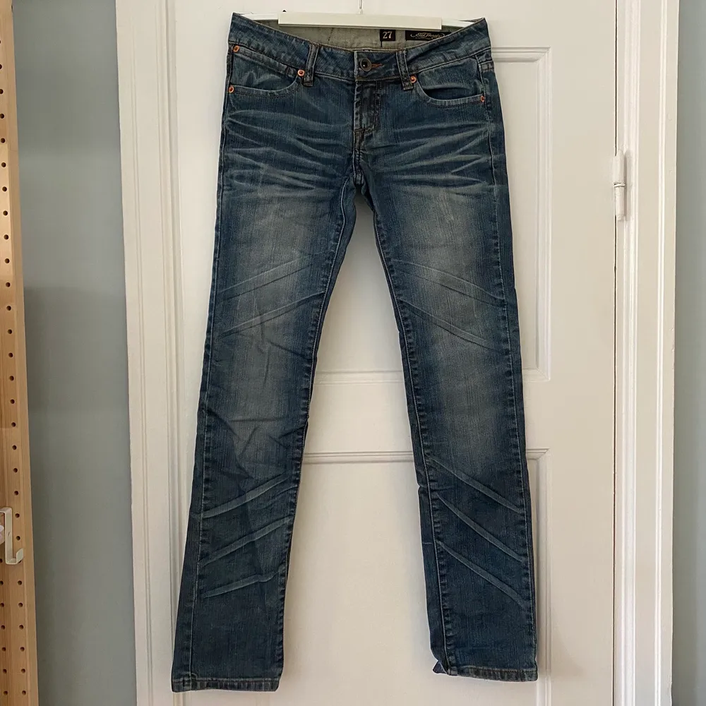 Säljes dessa low waist och raka Ed Hardy jeansen. Bra skick förutom att baklappen är lite trasig. Storlek 27. Midjan är 80 cm och längden för innerben är 81 cm.. Jeans & Byxor.