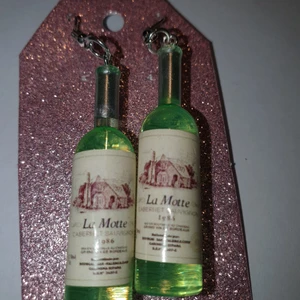 Vin flaska - Vin flaska grön Örhängen  Bredd 1cm Höjd 5cm