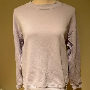 Ljuslila swatshirt - Jag säljer nu en superfin och snygg ljuslila sweatshirt från monki. Använd ett fåtal gånger men är i mycket bra kvalite!! Den är stor i storleken. FRAKT TILLKOMMER❗️❗️