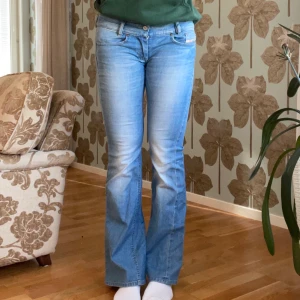 Diesel jeans - Midjemått: 38cm. Innerbenslängd: 83cm. Jag på bilden är 178cm och brukar ha 36-38, men de är lite trånga på mig☺️ frakten bjuder jag på💘