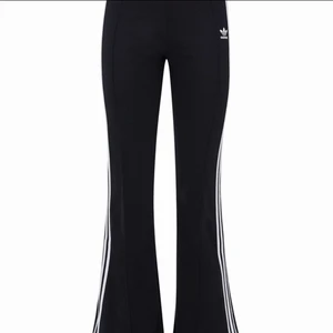 Adidas byxor - Adidas byxor som är tajta och sedan utsvängda längs ned. Storlek passar xs, s. Använd få gånger, nypris på dessa är 660kr. Pris kan diskuteras.