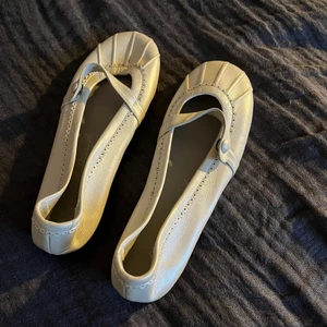 Ballerinaskor - Aldrig använda ballerinaskor i perfekt skick. Handgjorda i Spanien i fint läder därav priset🤍