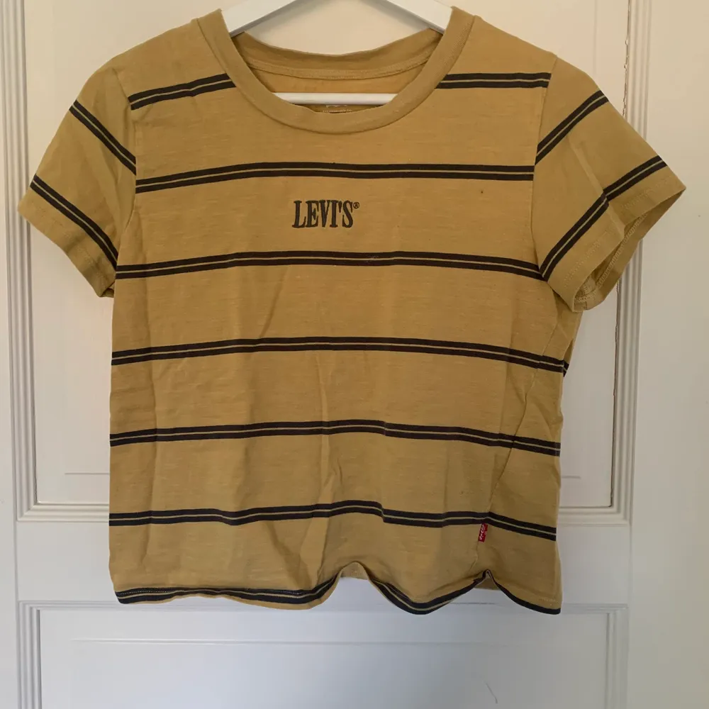 Levi’s t-shirt. Knappt använd. Original pris tror jag är 200-300kr är inte säker.😋. T-shirts.