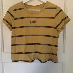 Levi’s t-shirt. Knappt använd. Original pris tror jag är 200-300kr är inte säker.😋