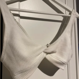 Bikini - Bikini med över och underdel säljer pga inte använt och blivit förliten